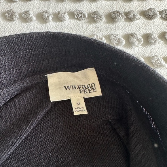 Aritzia- Wilfred Free Black Skirt - Picture 3 of 3